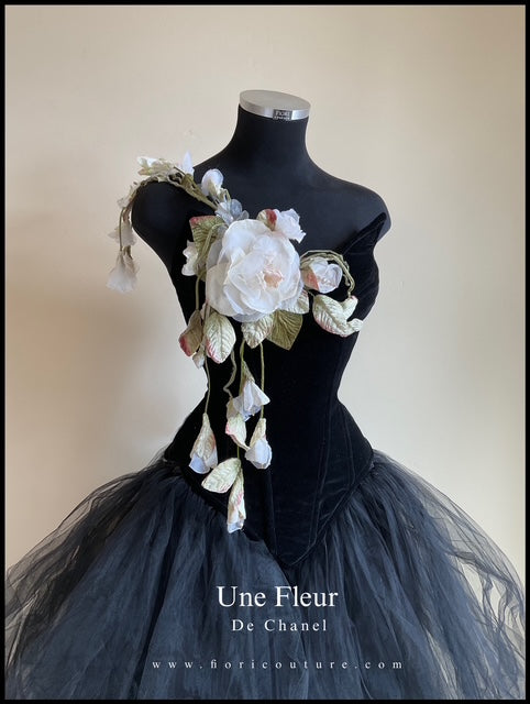 Une Fleur de Chanel corset with removable Pin / Clip – Fiori Couture
